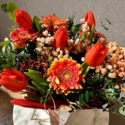 Ramo de tulipanes y gerberas con caja de floristería Viserchi, floristería en Arganzuela, Madrid